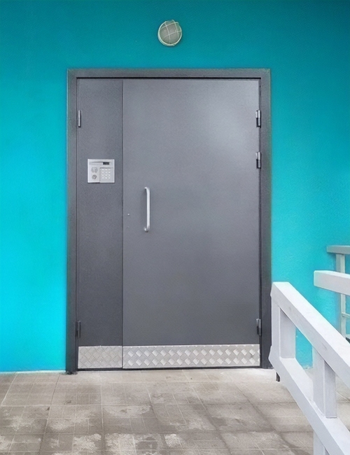 Серая подъездная дверь Серая подъездная дверь
