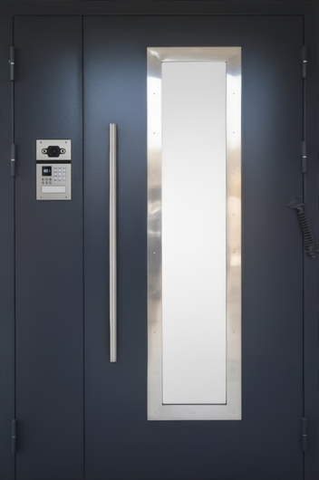 Полуторная подъездная дверь с остеклением, ручкой-скобой и домофонной панелью (полимерное напыление) Полуторная подъездная дверь с остеклением, ручкой-скобой и домофонной панелью (полимерное напыление)