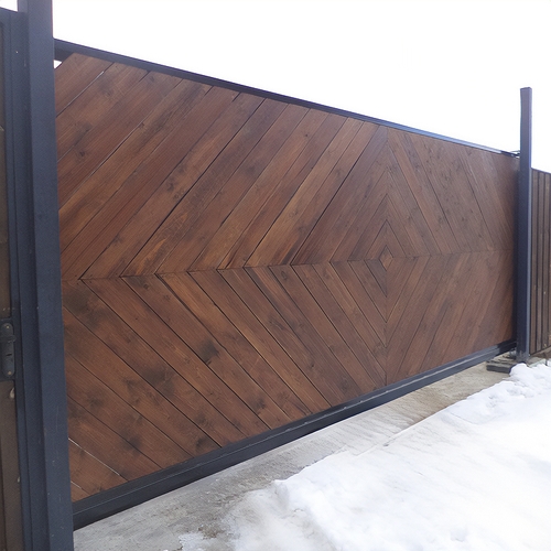 Откатные ворота с деревом